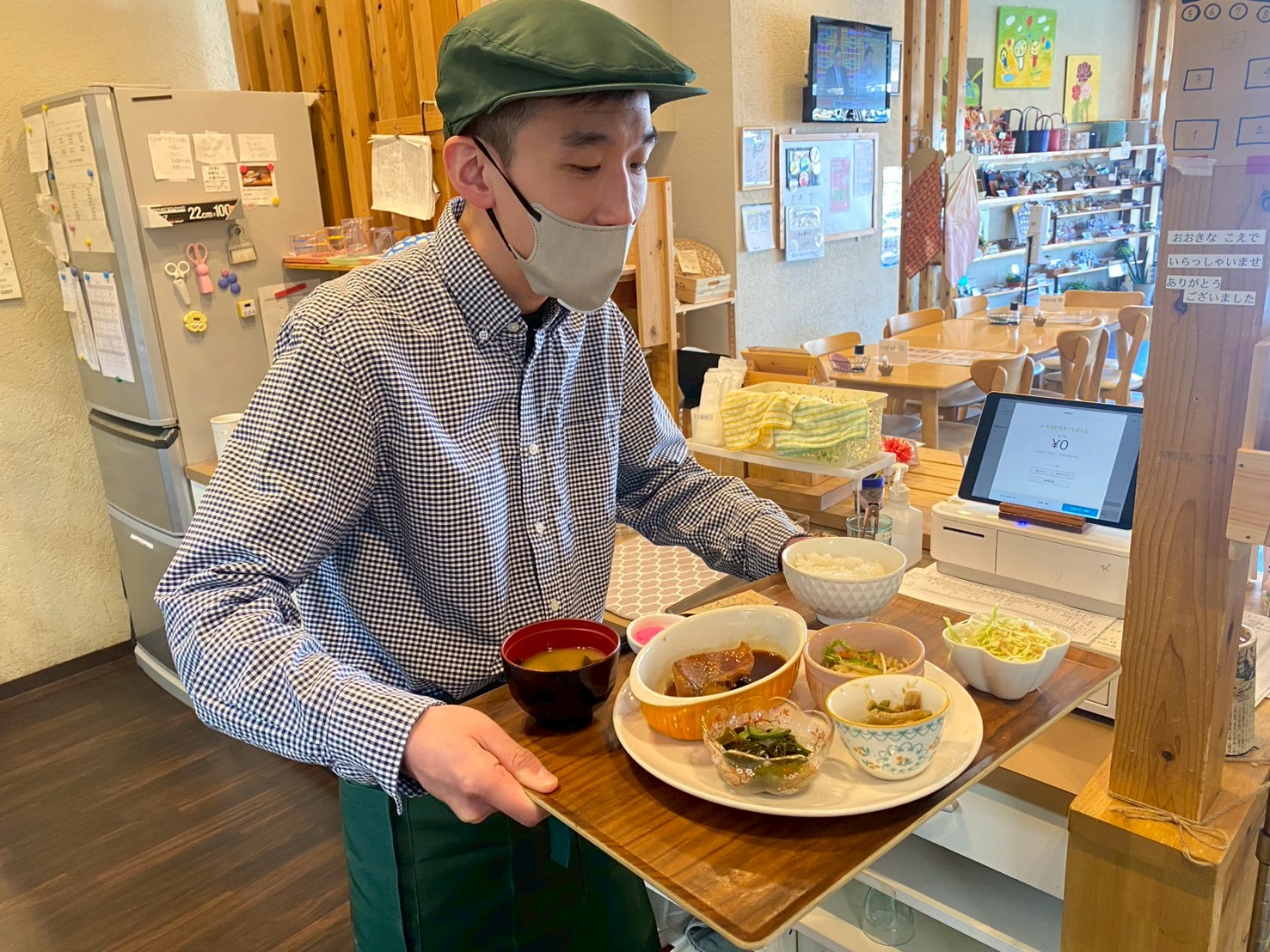 カフェでの接客風景